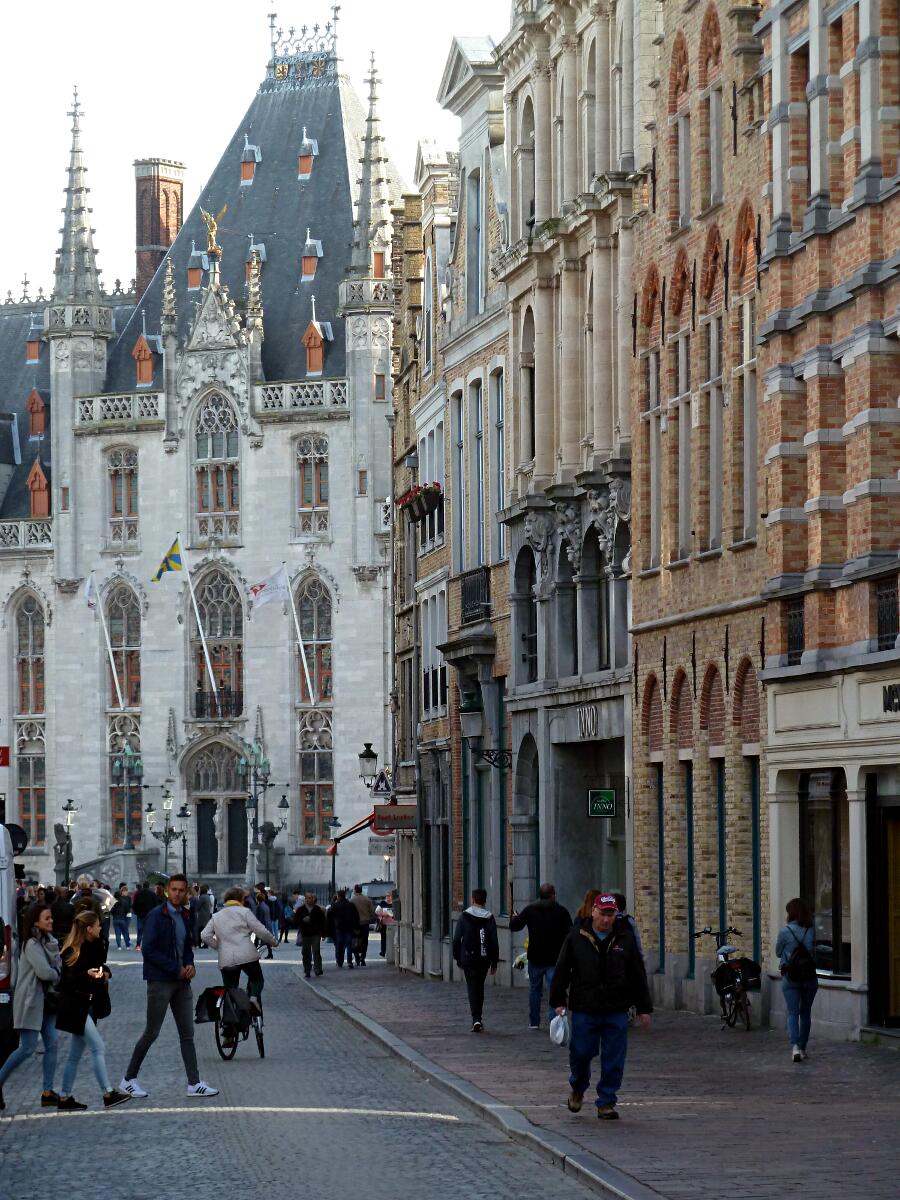 Steenstraat - im Hintergrund Provinciaal Hof (ab 1887)