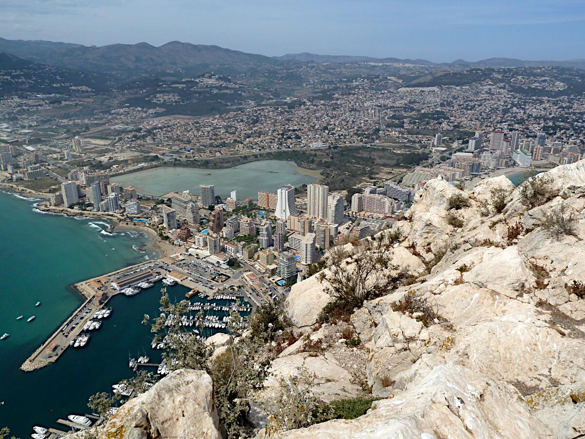 Calp - im Hintergrund Les Salines (Blick vom Gipfel des Penyal d'Ifac)