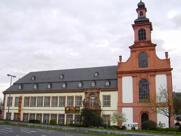Deutschordenshaus und -kirche (1709-15, 1963-65 Wiederaufbau)