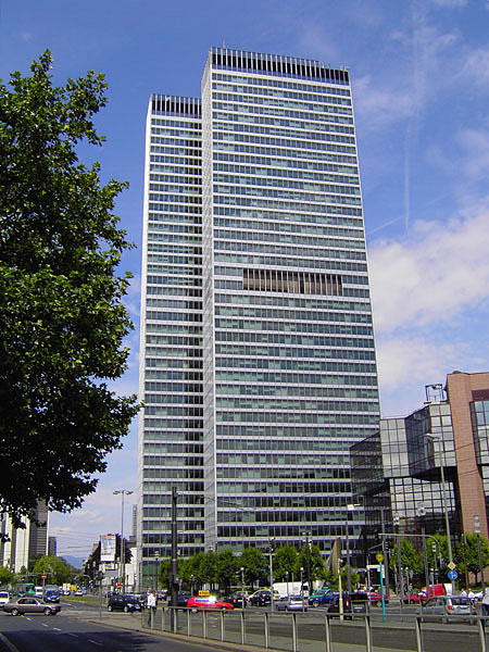 DZ Bank - 'Selmi-Hochhaus', nach Fassadenumgestaltung 2008 (142 m)
