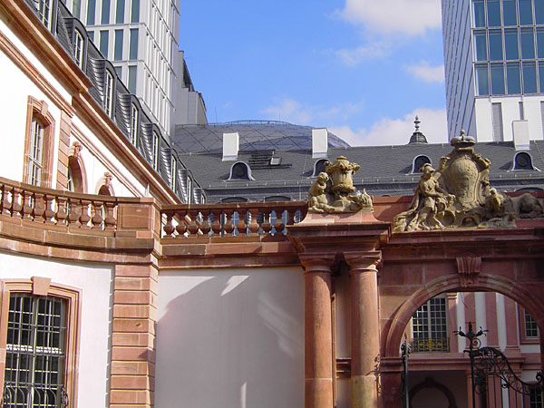Palais Thurn und Taxis - Portal (1729-39, Rekonstruktion)