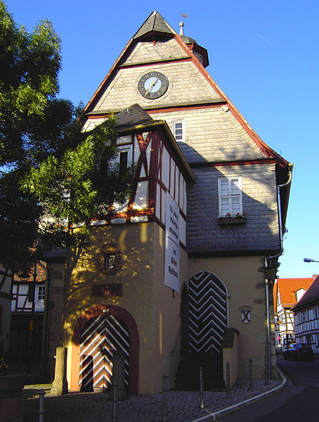 Altes Berger Rathaus - Seckbacher Seite (um 1300, 1484, 1520-30)