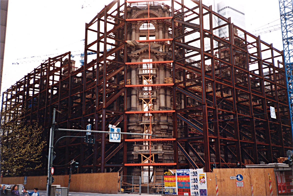 F�rstenhof - entkernte denkmalgesch�tzte Fassade