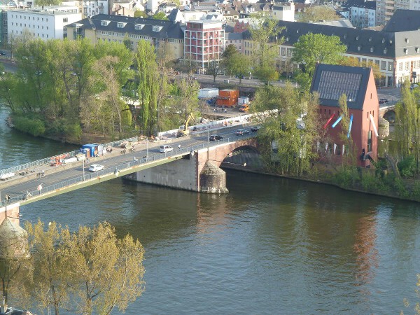 Alte Br�cke - mit Kunsthalle Portikus