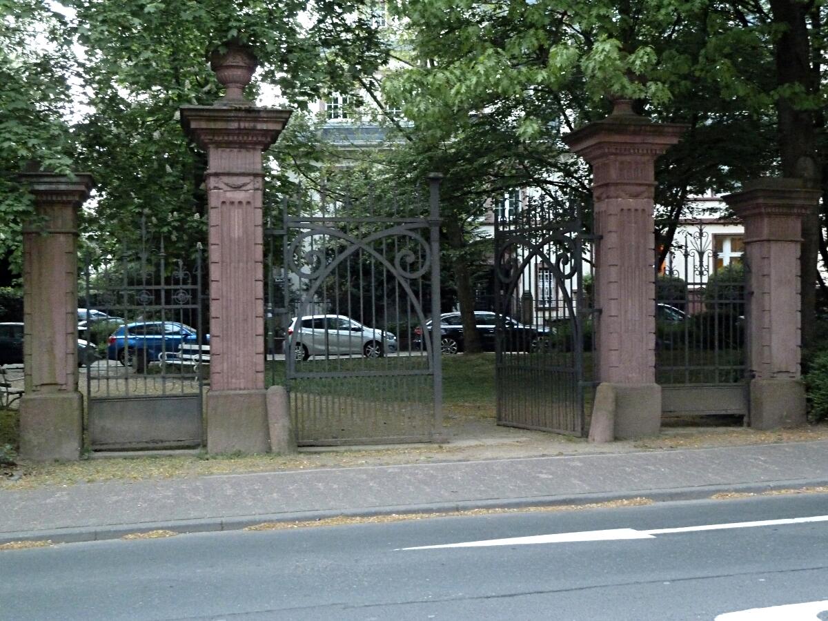 Holzhausentor (Ende 18. Jh., 1910 erneuert)