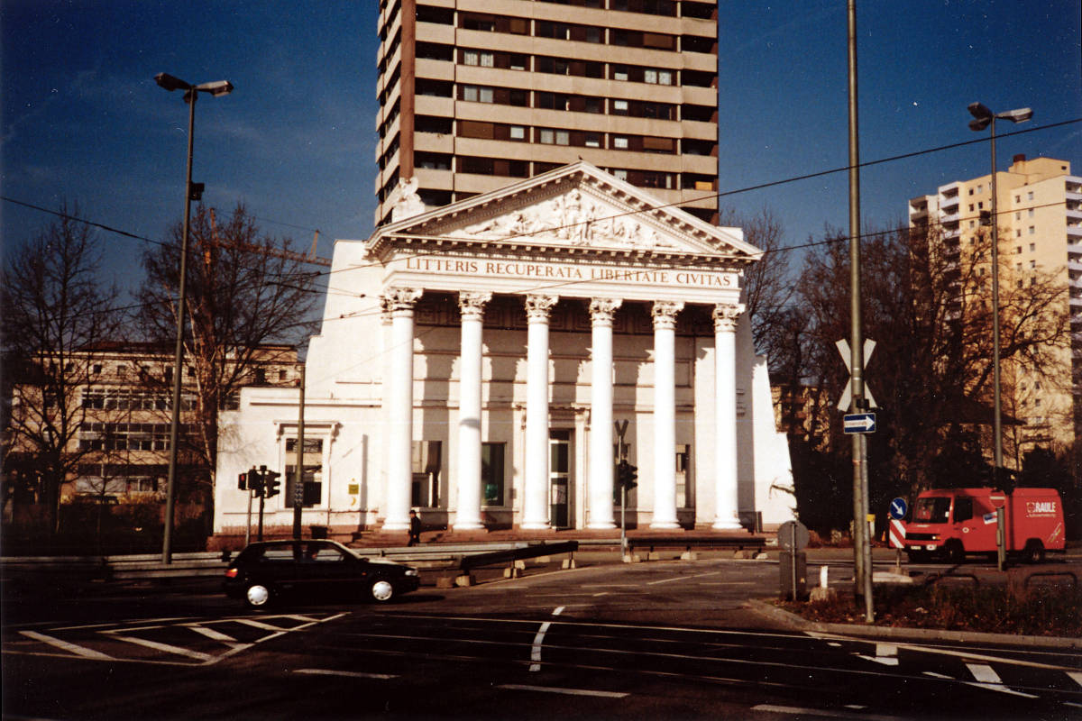 Portikus - Eingangsportal der ehem. Stadtbibliothek