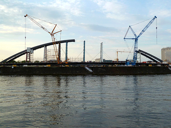 Neue Osthafenbrcke - Zusammenbau im Osthafen, Einschwimmen am 20./21. August 2012