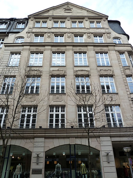 Gesch�ftshaus 'Zum Taubenhof/Rahmhof' (Ende 19. Jh., 1992)