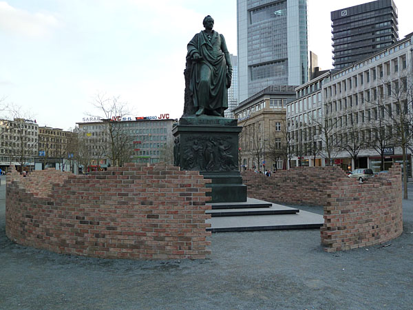 Goetheplatz - Goethedenkmal (1844) mit Mauerkunst