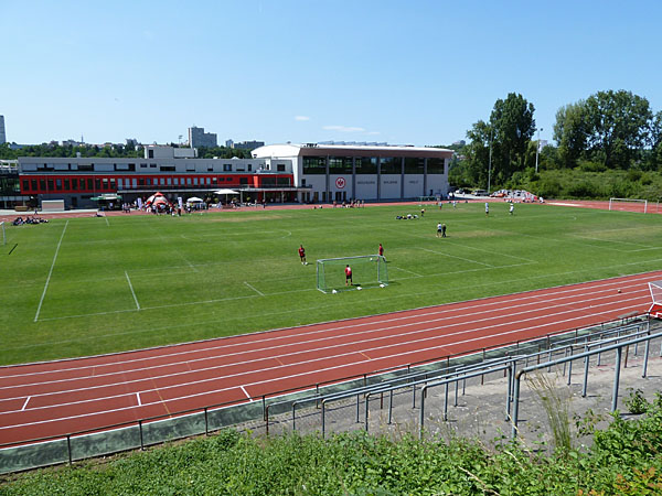 Riederwaldstadion - Eintracht-Leistungszentrum und Wolfgang-Steubing-Halle