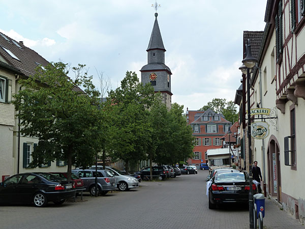 Alt Erlenbach - Im Hintergrund Evangelische Kirche und Lersnersches Schloss