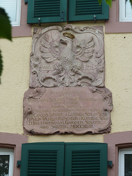 Inschrift am evangelischen Pfarrhaus Nieder-Erlenbach (1748)