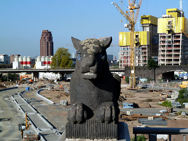 Osthafen - Pantherskulptur auf der Vorlandbrcke (1912)