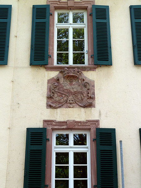 Alt Heddernheim - Wappen am Neuen Schloss (1740)