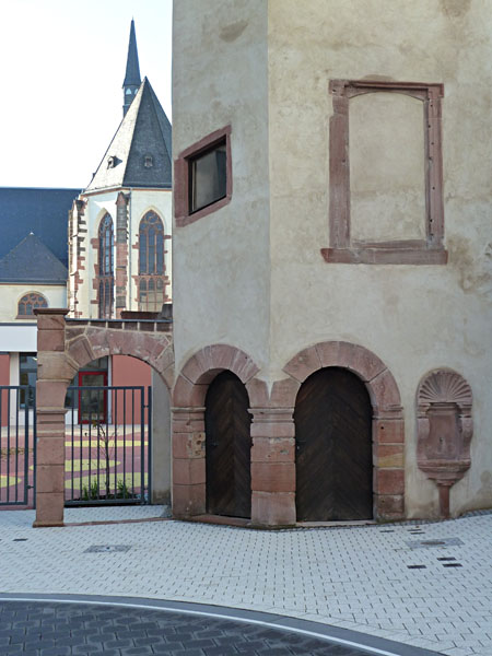 Renaissance-Treppenturm - mit Torbogen im Innenhof des neuen Caritaszentrums