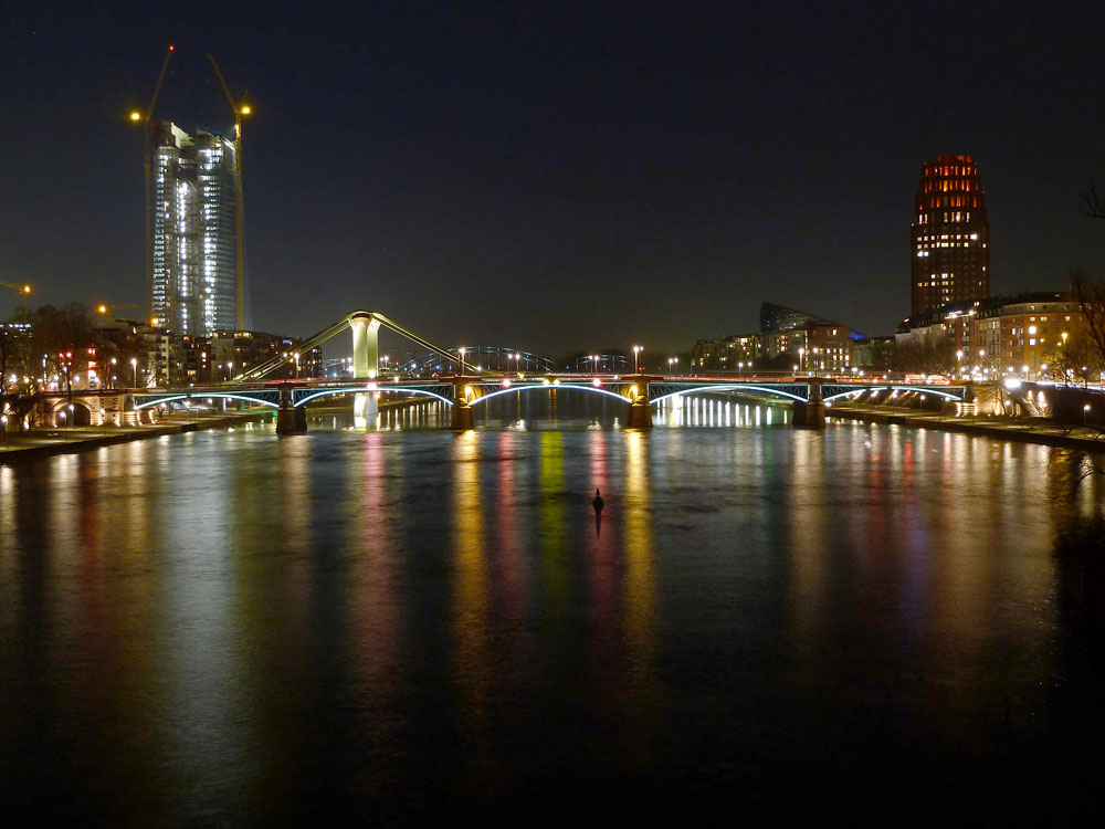 Ignatz-Bubis-Br�cke (ehem. Obermainbr�cke) - Westansicht von der alten Br�cke (mit EZB-Neubau und Mainplaza)