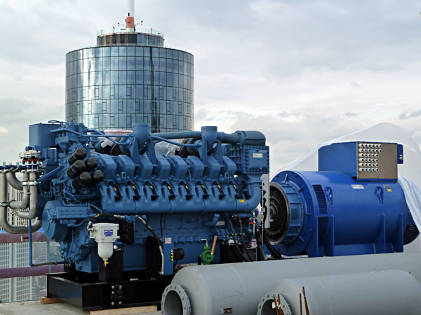 Neubau Taunustor 1-3 - Dachgeschoss mit Notstromaggregat (Blickrichtung Nord, im Hintergrund Maintower)