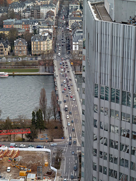 Untermainbr�cke und Schweizer Stra�e - im Vordergrund EZB