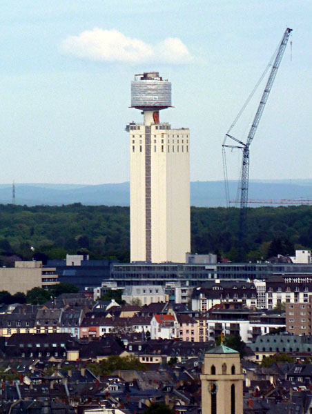 Henninger Turm - Abrissarbeiten mit Auslegerkran