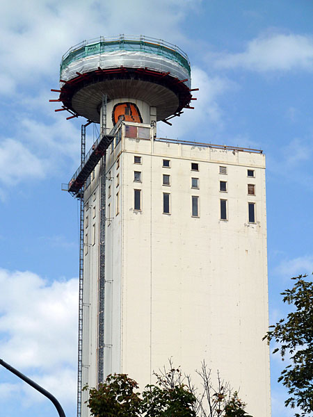Henninger Turm - Abrissarbeiten mit Auslegerkran