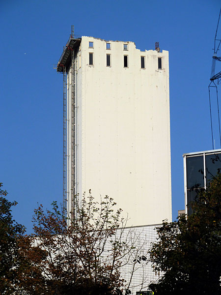 Henninger Turm - Abrissarbeiten am Silo