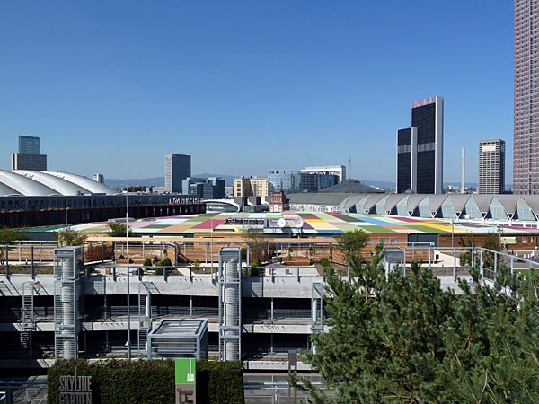 Europaviertel - Skyline Plaza (Parkdecks mit Dachelementen - im Hintergrund Festhalle)