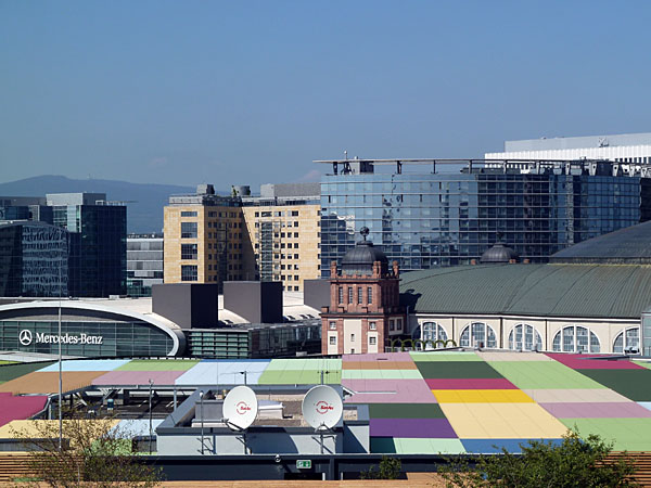Europaviertel - Skyline Plaza (Dachelemente - im Hintergrund Festhalle)