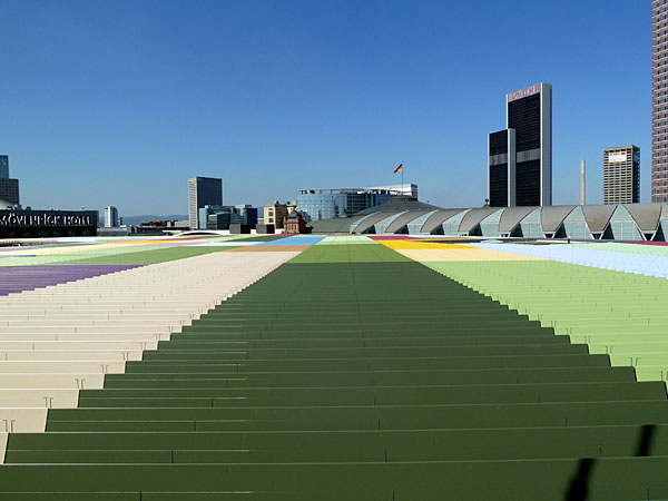 Europaviertel - Skyline Plaza (Blick aus der Pergola auf Dachelemente - im Hintergrund Festhalle)