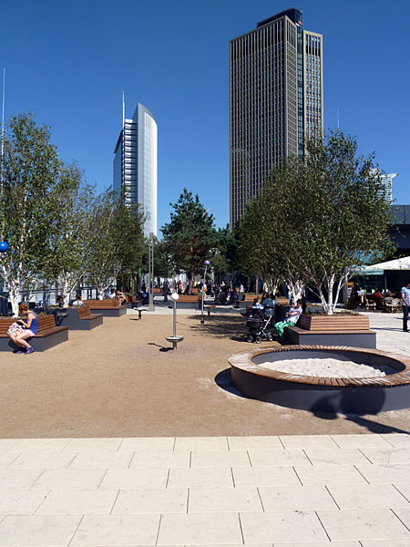 Europaviertel - Skyline Plaza (Dachgarten - im Hintergrund Pollux und Tower 185)