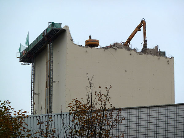 Henninger Turm � Abrissarbeiten am Silo