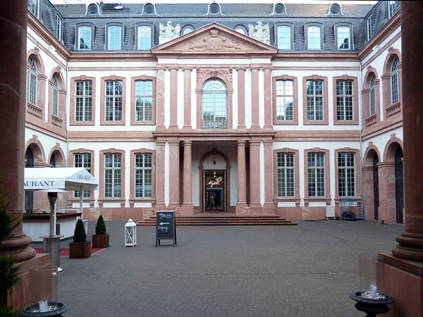 Palais Thurn und Taxis - Innenhof (1729-39, Rekonstruktion)