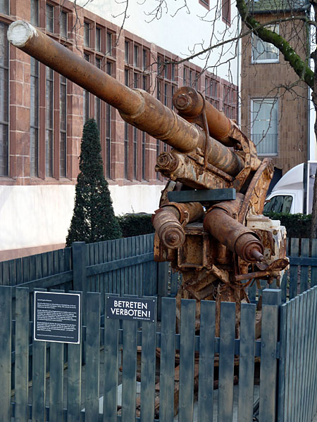 Karmeliterkloster - geborgenes Flakgesch�tz (Luftkriegssausstellung 'Heimat/Front')