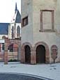 Renaissance-Treppenturm - mit Torbogen im Innenhof des neuen Caritaszentrums