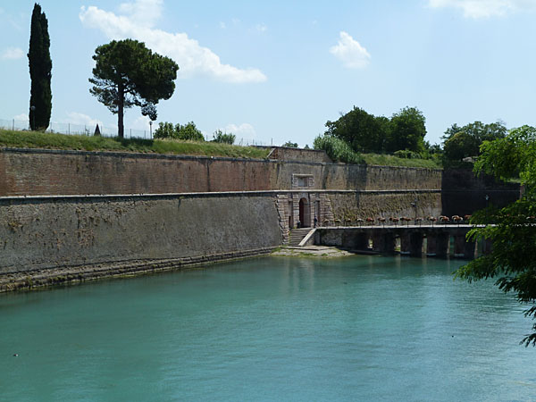 Peschiera - Festungsmauern im S�dwesten