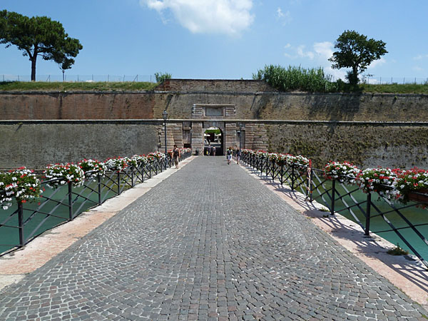 Peschiera - Festungszugang mit Porta Brescia im S�dwesten