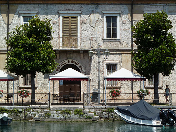 Peschiera - Blick �ber den Canale di Mezzo auf die Palazzina Storica