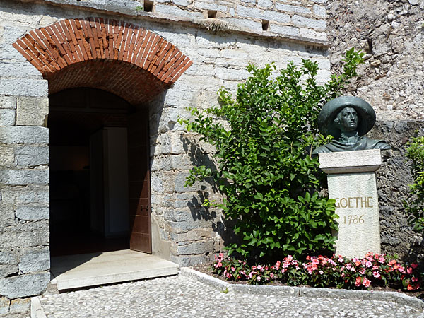 Malc�sine - Castello Scaligero (Eingang zum Goethe-Museum mit B�ste)