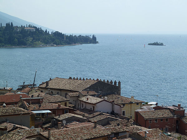 Malc�sine - Blick vom Castello Scaligero auf die Altstadt und Isola dell'Olivo