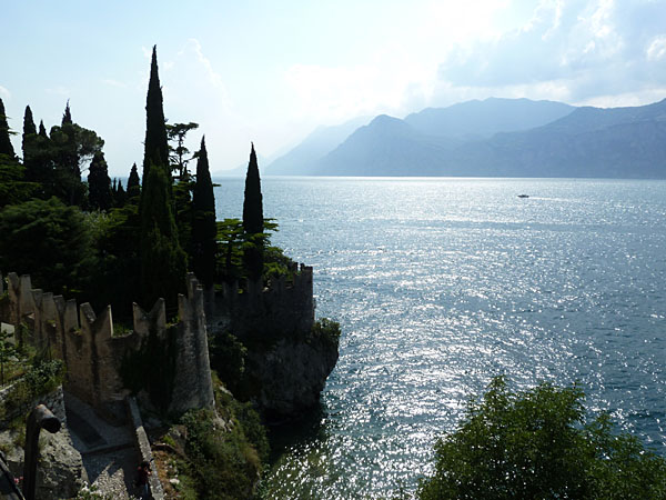 Malc�sine - Blick vom Castello Scaligero auf den s�dwestlichen Gardasee