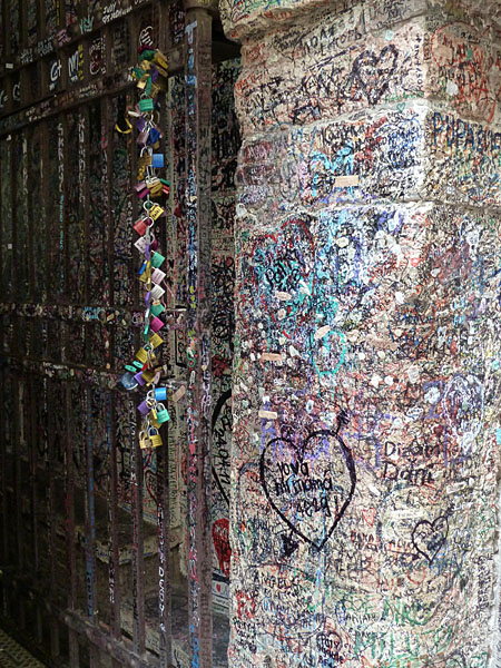 Verona - von Besuchern 'verzierter' Eingang zur Casa di Giulietta