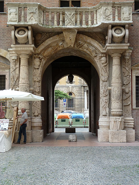 Verona - Cortile del Tribunale