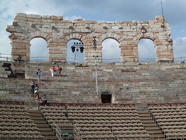 Verona - r�misches Amphitheater (Zuschauerr�nge mit �berresten der Au�enmauer)