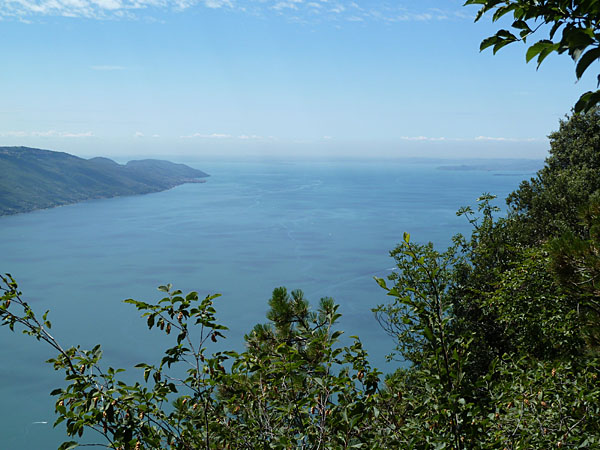 Prabione di Tignale - Blick vom Montecastello auf den s�dlichen Gardasee