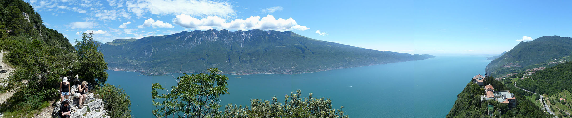 Prabione di Tignale - Panoramablick vom Montecastello auf Monte Baldo, Gardasee, Eremo di Montecastello (17. Jh.) und Tignale