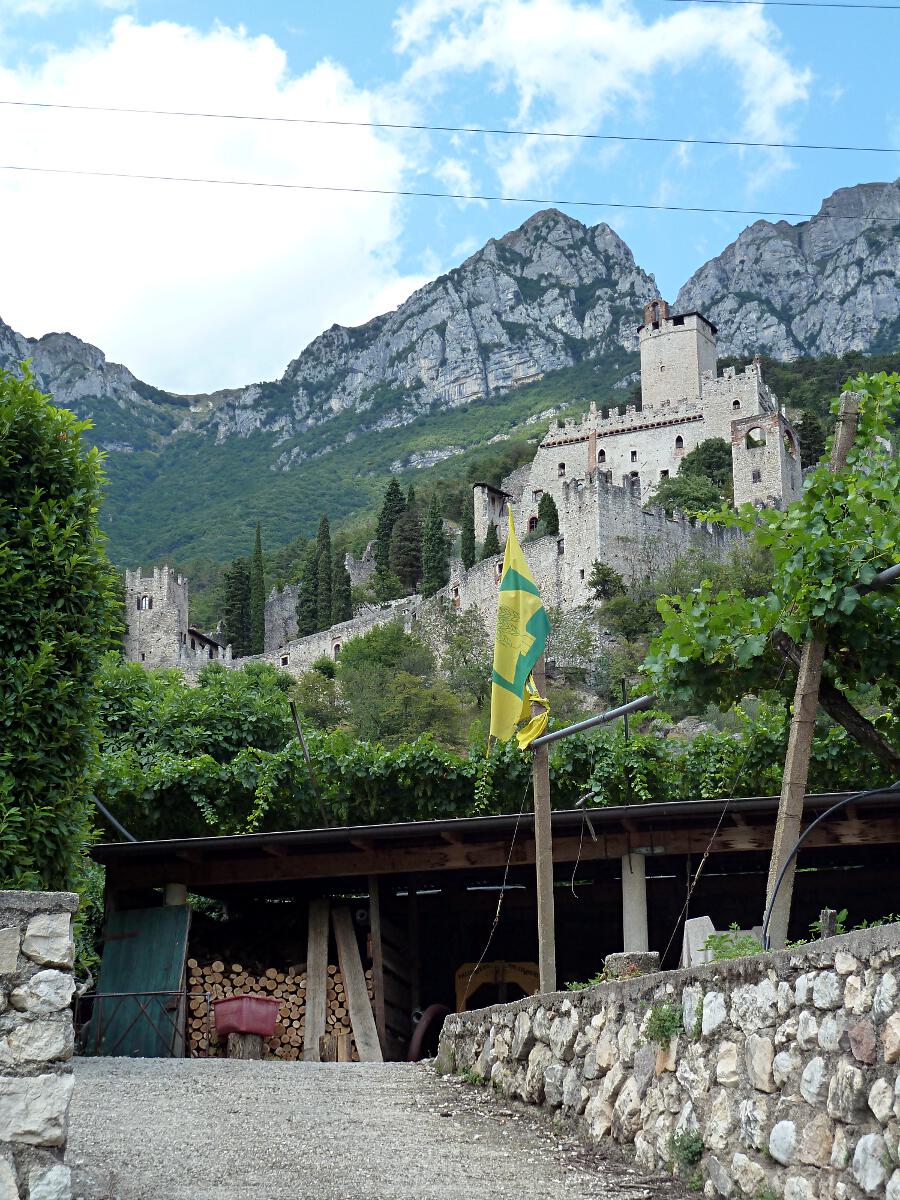 Castello di Sabbionara (ab 11. Jh.) - im Hintergrund Monte Baldo