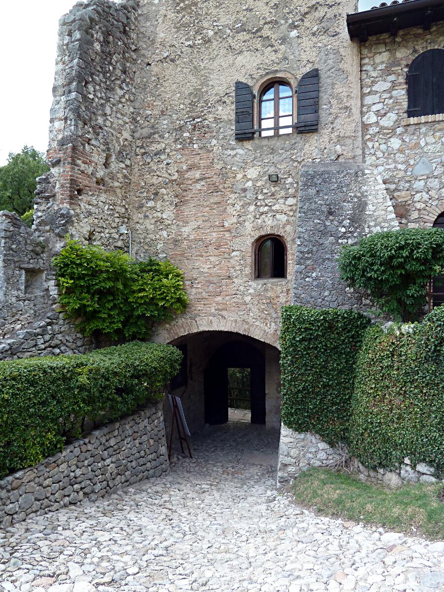 Castello di Sabbionara (ab 11. Jh.) - Eingangsgebude