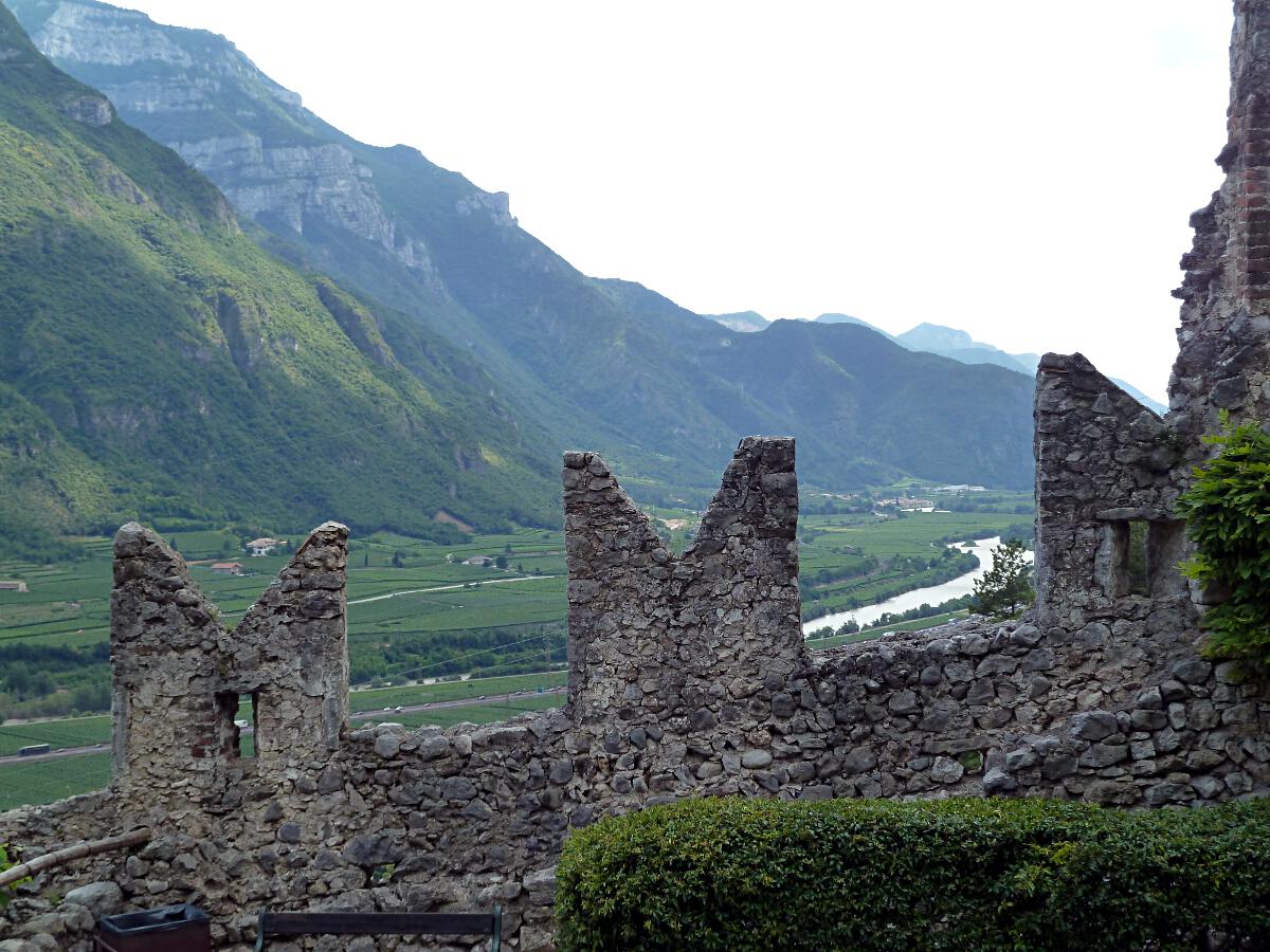 Castello di Sabbionara (ab 11. Jh.) - zweiter Mauering (im Hintergrund Etschtal)