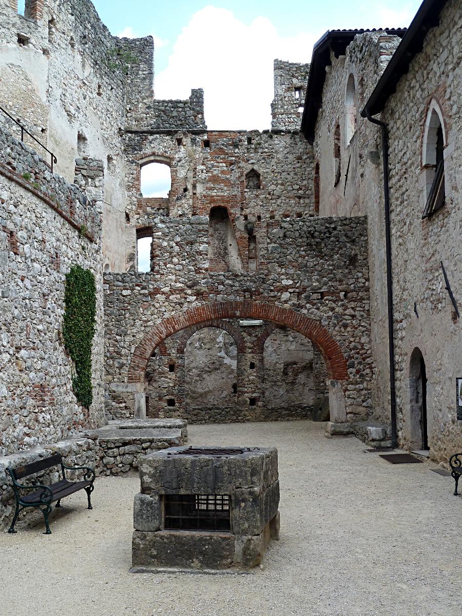 Castello di Sabbionara (ab 11. Jh.) - Hof am Palazzo Baronale