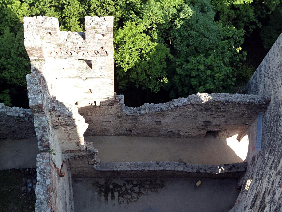 Castello di Sabbionara (ab 11. Jh.) - erster Mauering