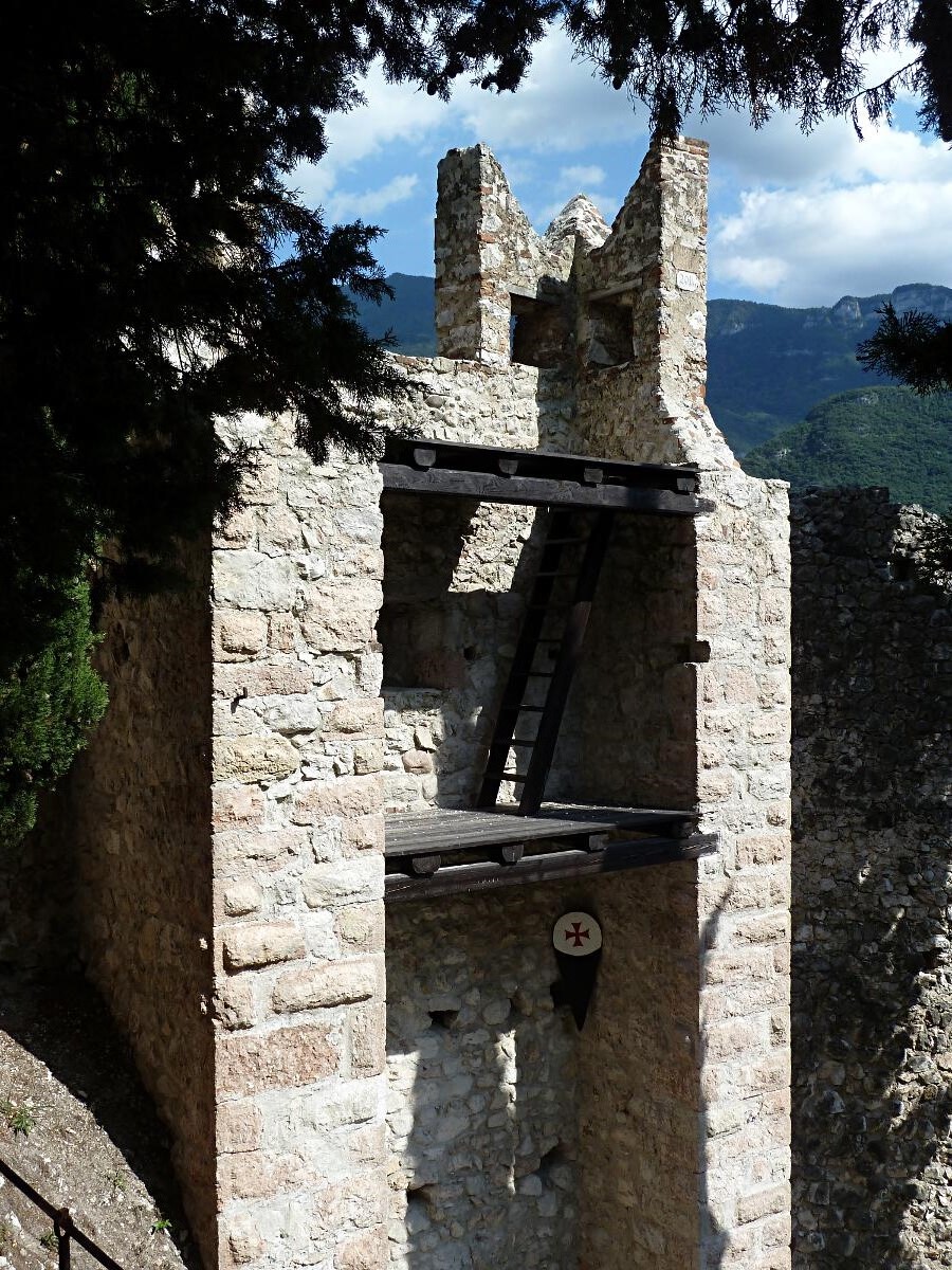 Castello di Sabbionara (ab 11. Jh.) - Wachturm Ostmauer
